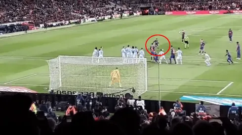 Foto del tiro libre de Lionel Messi.