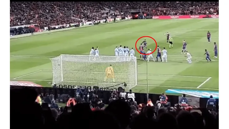 Foto del tiro libre de Lionel Messi.