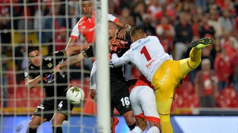 América se enfrió en Bogotá: perdió el primer partido del cuadrangular contra Santa Fe