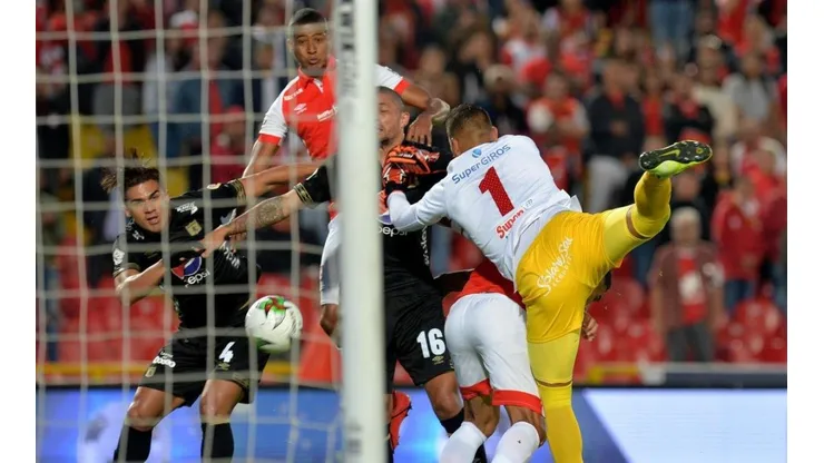 América se enfrió en Bogotá: perdió el primer partido del cuadrangular contra Santa Fe