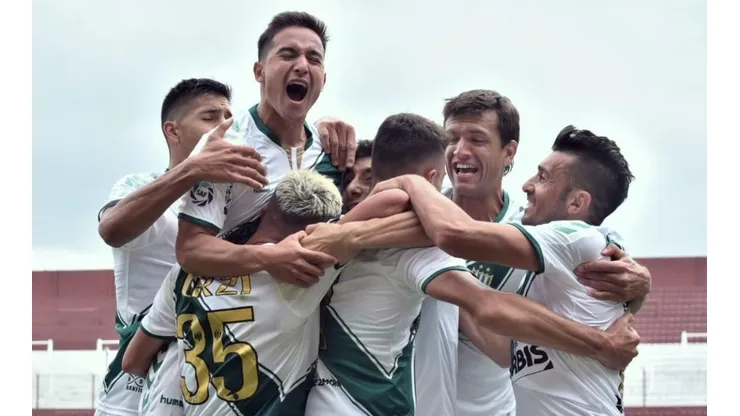 Carranza, de espalda en el medio, celebra el gol junto a sus compañeros. (Foto: Twitter oficial de Banfield)
