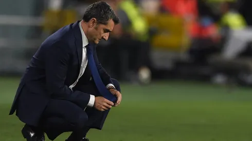 Ernesto Valverde, pensativo ante el momento de Barcelona.