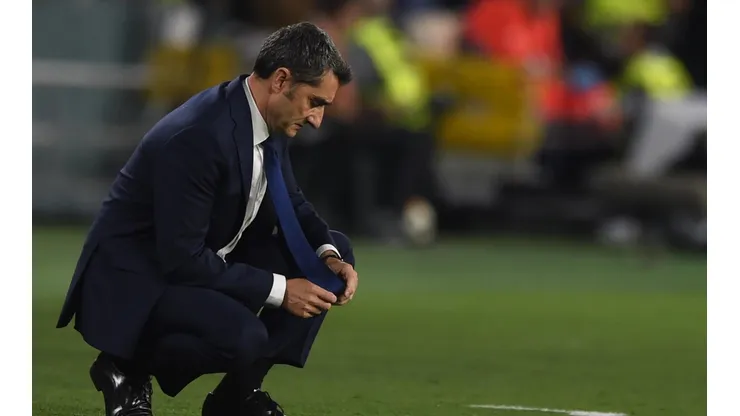 Ernesto Valverde, pensativo ante el momento de Barcelona.