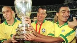 Un joven Denilson junto a Ronaldo y Cafú.
