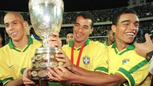 Un joven Denilson junto a Ronaldo y Cafú.