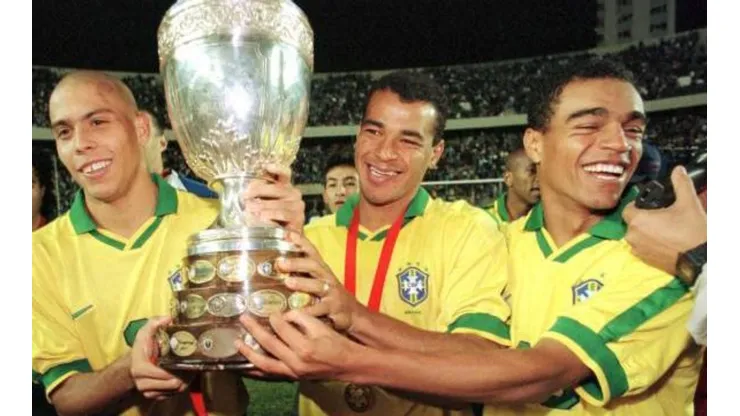 Un joven Denilson junto a Ronaldo y Cafú.