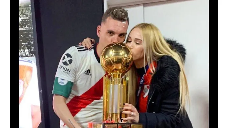 Foto de Franco Armani y su pareja disfrutando un título en River.