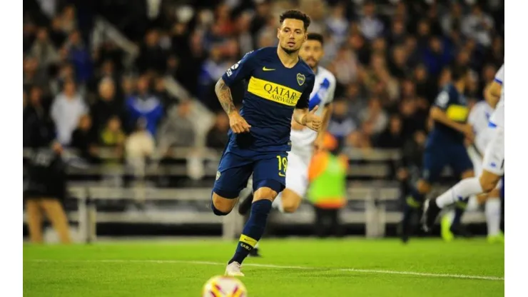 Mauro Zárate enfrentando a Vélez Sarsfield.