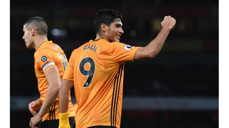 Wolverhampton felicitó a Raúl Jiménez por llegar a 100 goles a nivel clubes