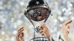 La Copa Sudamericana, el título que alzarán Colón o Independiente del Valle.