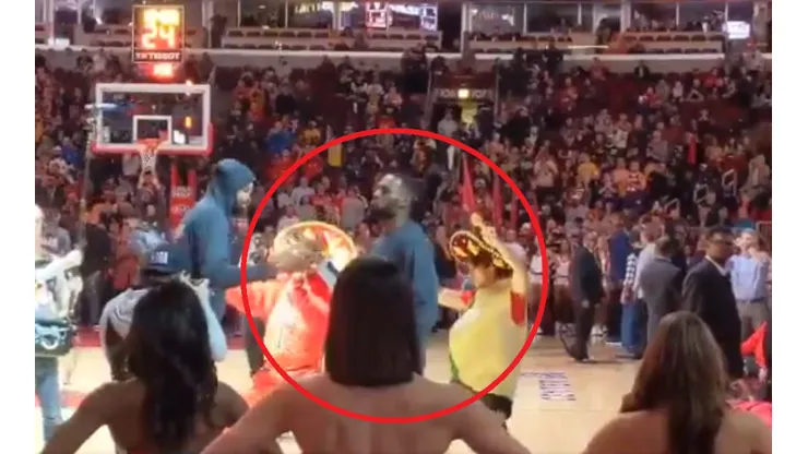 Vídeo: la mascota de los Bulls intentó trolear a LeBron, pero este tuvo la última palabra