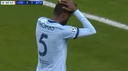 ¡Para el otro lado! Thomas creyó que estaba atacando y metió un gol en contra insólito