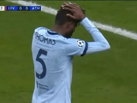 ¡Para el otro lado! Thomas creyó que estaba atacando y metió un gol en contra insólito