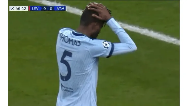 ¡Para el otro lado! Thomas creyó que estaba atacando y metió un gol en contra insólito