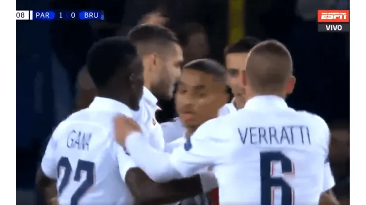 Di María le erró al balón, el defensor también y a Icardi le quedó el gol más fácil de su vida