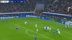 Cristiano Ronaldo le pegó de tiro libre desde lejos, pero el gol fue todo del arquero