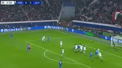 Cristiano Ronaldo le pegó de tiro libre desde lejos, pero el gol fue todo del arquero