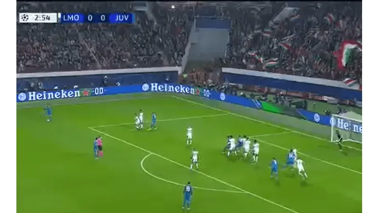 Cristiano Ronaldo le pegó de tiro libre desde lejos, pero el gol fue todo del arquero
