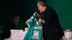 Alejandro Sanz le canta a la camiseta de León