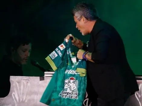 Alejandro Sanz le canta con pasión a la playera de León