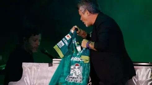 Alejandro Sanz le canta a la camiseta de León