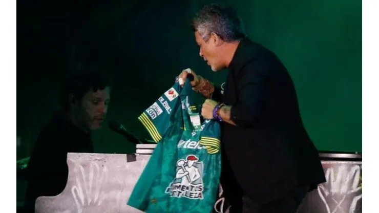 Alejandro Sanz le canta a la camiseta de León
