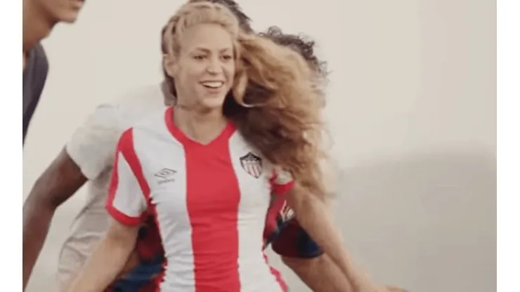 Shakira cantó popular canción del Junior en plena entrevista y sacó su lado 'tiburón'