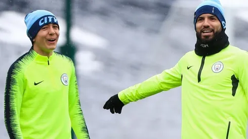 Ian Poveda junto a Sergio Agüero