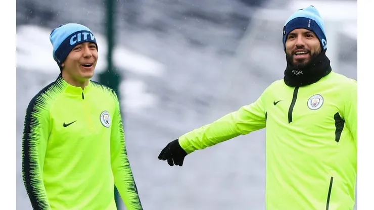 Ian Poveda junto a Sergio Agüero