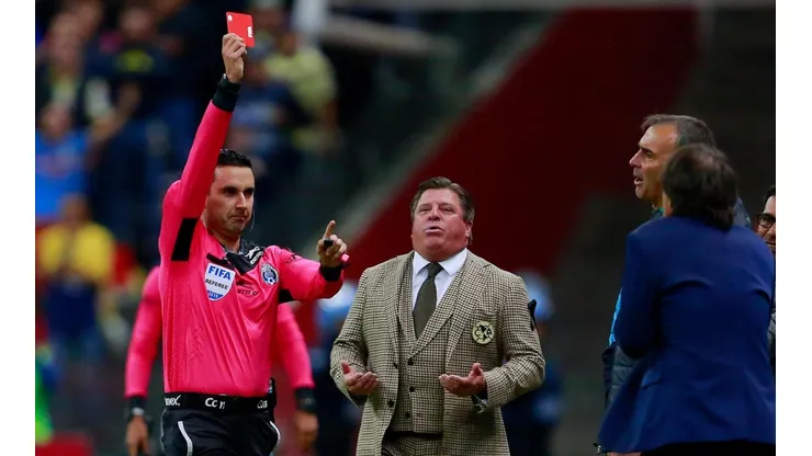 Archundia justificó la tarjeta roja del Piojo Herrera