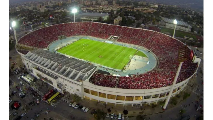El estadio Nacional de Santiago, colmado de fanáticos.