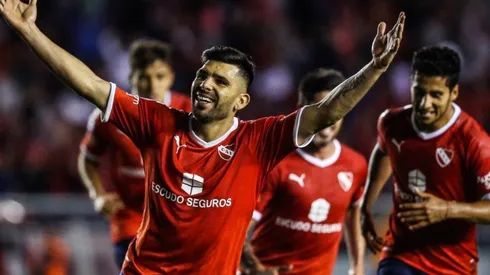 Romero festeja su gol con la gente.