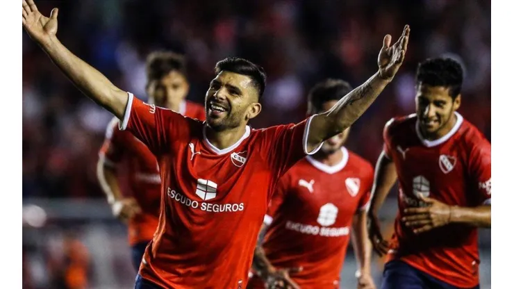 Romero festeja su gol con la gente.