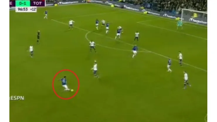 Yerry Mina arma la jugada del 1-1 entre Everton y Tottenham