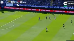 De arremetida: Wanchope se llevó todo por delante y le dio el segundo gol a Boca