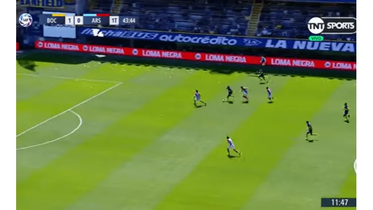 De arremetida: Wanchope se llevó todo por delante y le dio el segundo gol a Boca