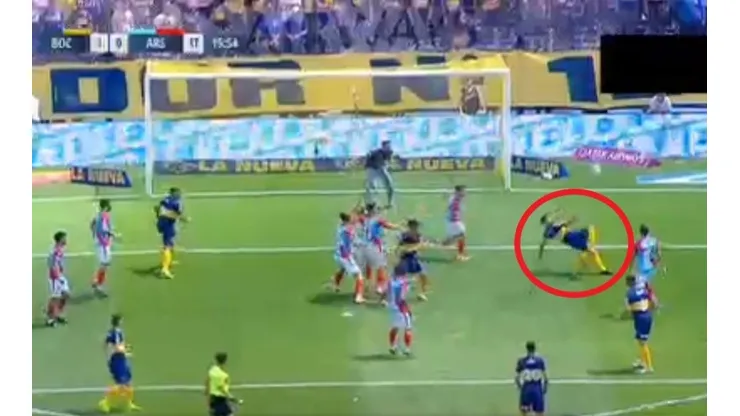 Enorme resolución de Carlos Tevez.