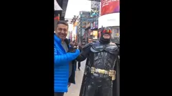 Daniel Angelici junto a Batman.