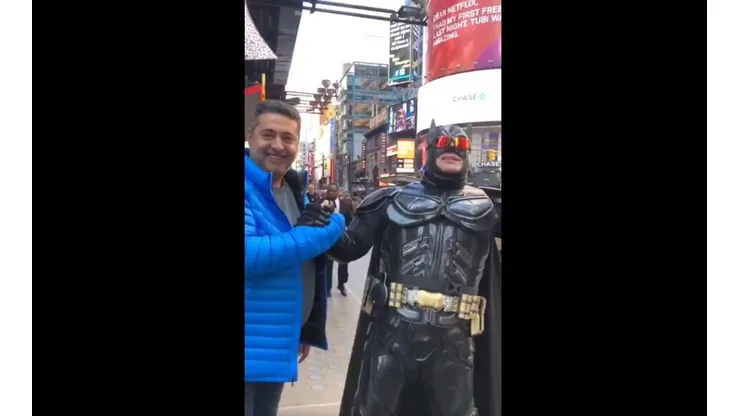 Daniel Angelici junto a Batman.