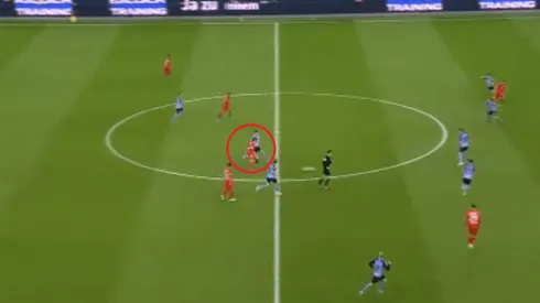 Alario dio una asistencia 5 estrellas para el gol de Volland