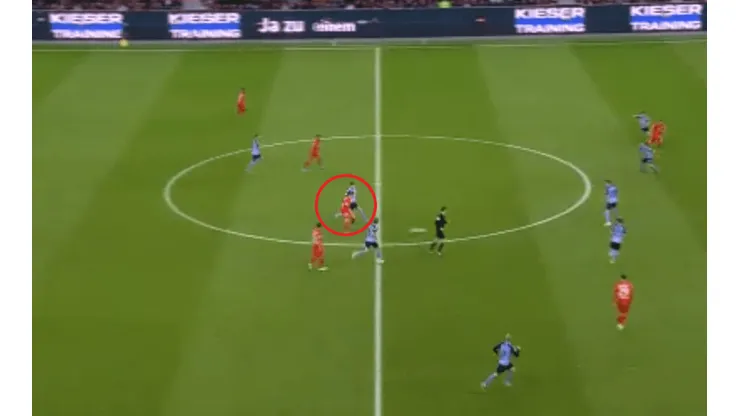 Alario dio una asistencia 5 estrellas para el gol de Volland
