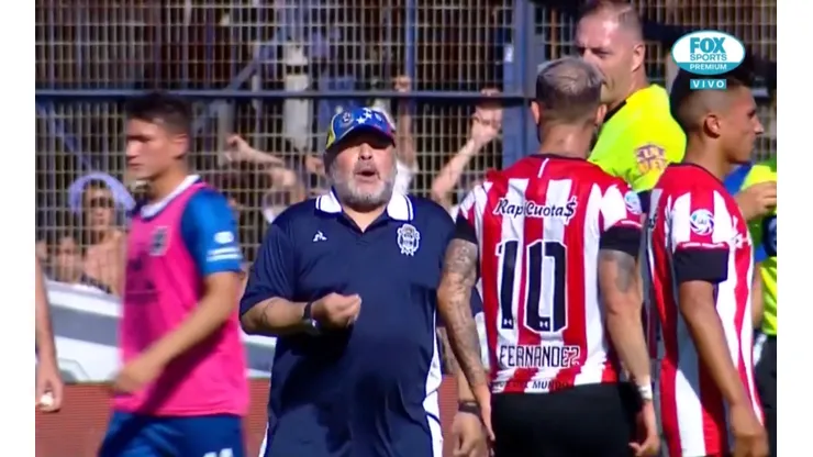 Maradona fue a buscar a Gastón Fernández a la mitad de la cancha: "¿Qué te hacés el guapo?"
