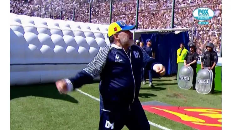 Video: Diego entró re manija a la cancha de Gimnasia y nos cebó a todos