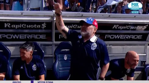 Empezaron a cantar "el que no salta es un inglés" ¡y Maradona empezó a saltar!