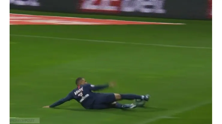 La impactante salvada de Mbappé.