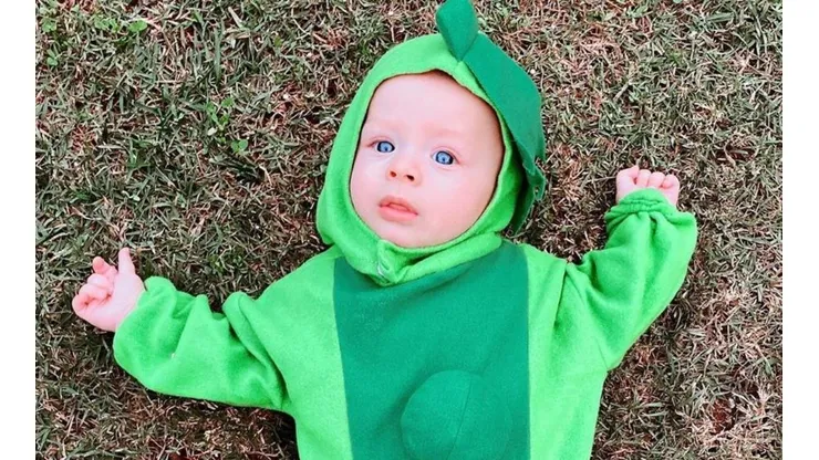 El curioso disfraz del hijo de Chicharito
