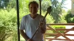 Lo amamos: Ruggeri agarró un hacha y subió un video asustando a la esposa