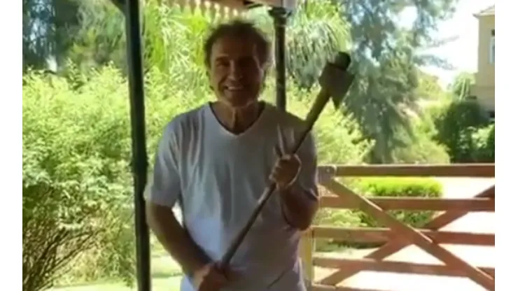 Lo amamos: Ruggeri agarró un hacha y subió un video asustando a la esposa