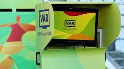 Tecnología del video-arbitraje en el fútbol.