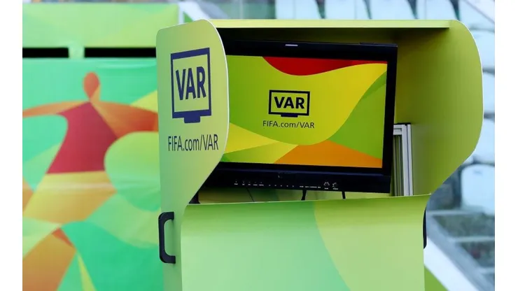 Tecnología del video-arbitraje en el fútbol.